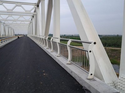 你不知道的是為什么道路上要裝置防撞護欄？